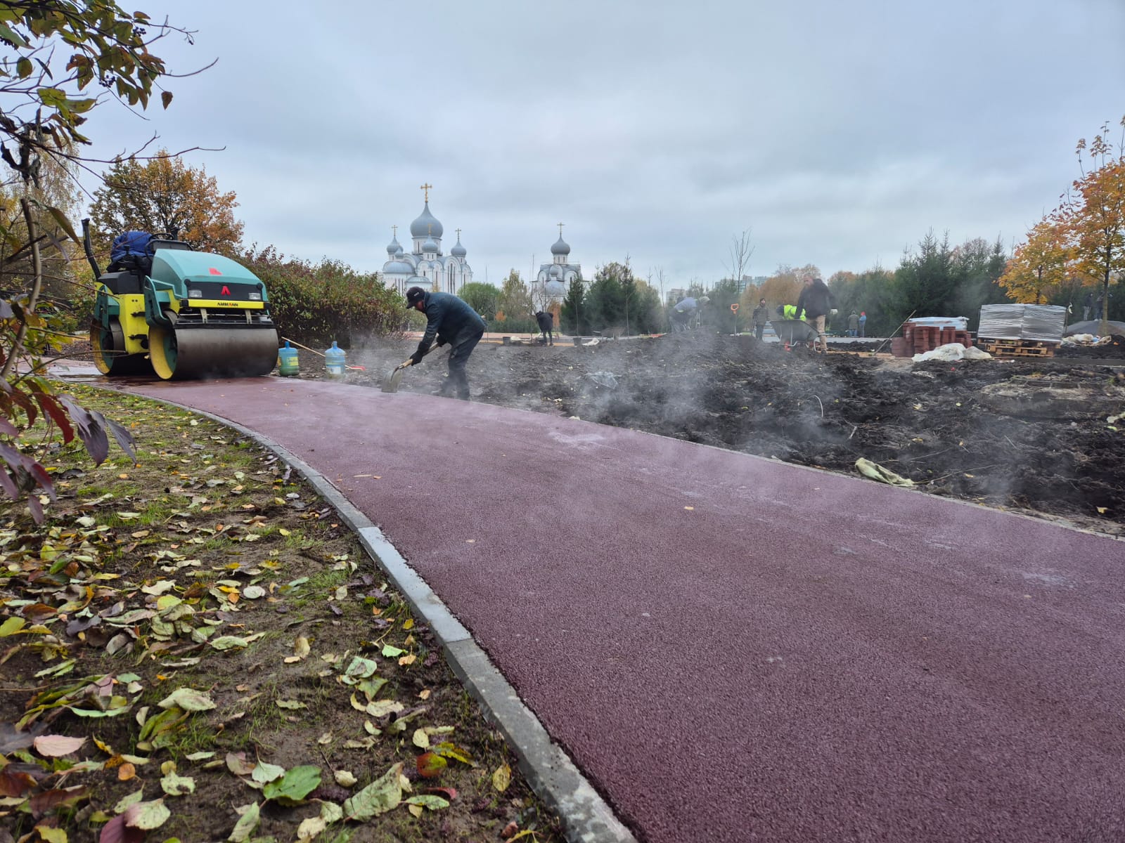 В Бестужевском саду укладывают ароматизированный асфальт с запахом клубники
